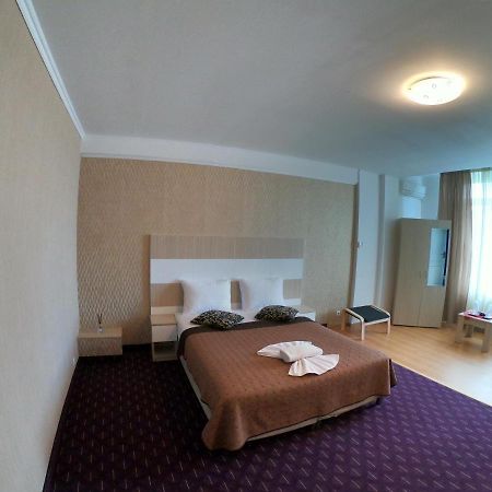 Hotel Mon Caprice Bukarest Kültér fotó