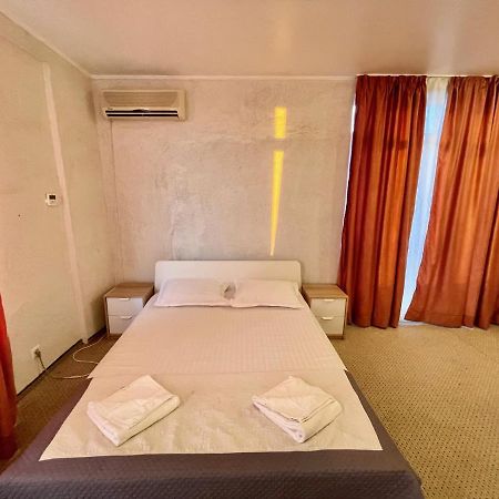 Hotel Mon Caprice Bukarest Kültér fotó