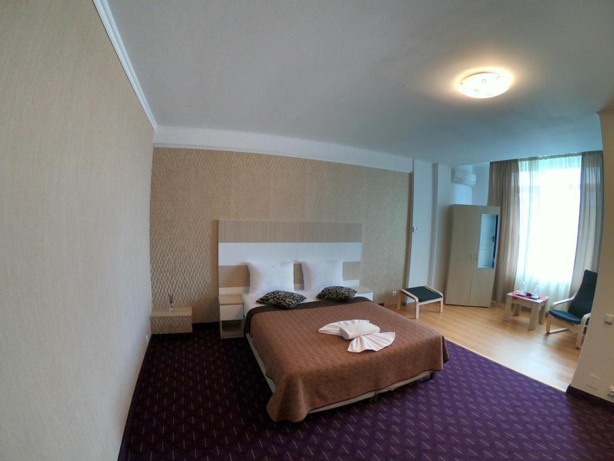 Hotel Mon Caprice Bukarest Kültér fotó