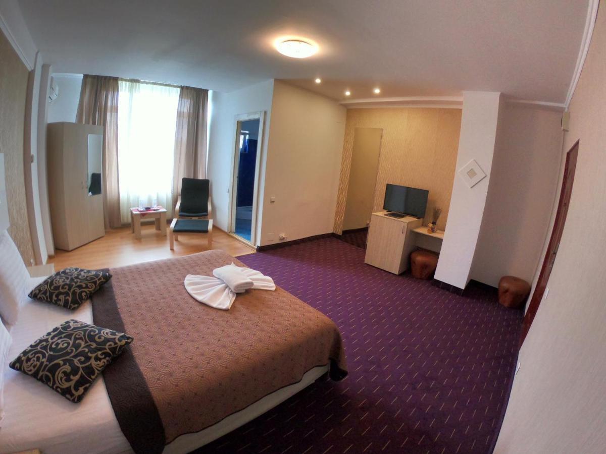 Hotel Mon Caprice Bukarest Kültér fotó