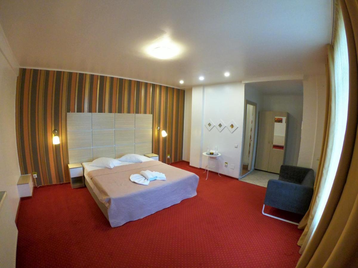 Hotel Mon Caprice Bukarest Kültér fotó
