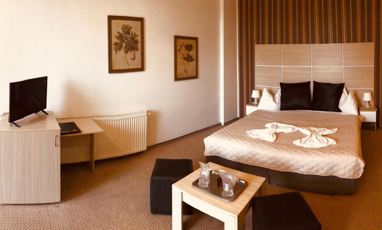 Hotel Mon Caprice Bukarest Kültér fotó