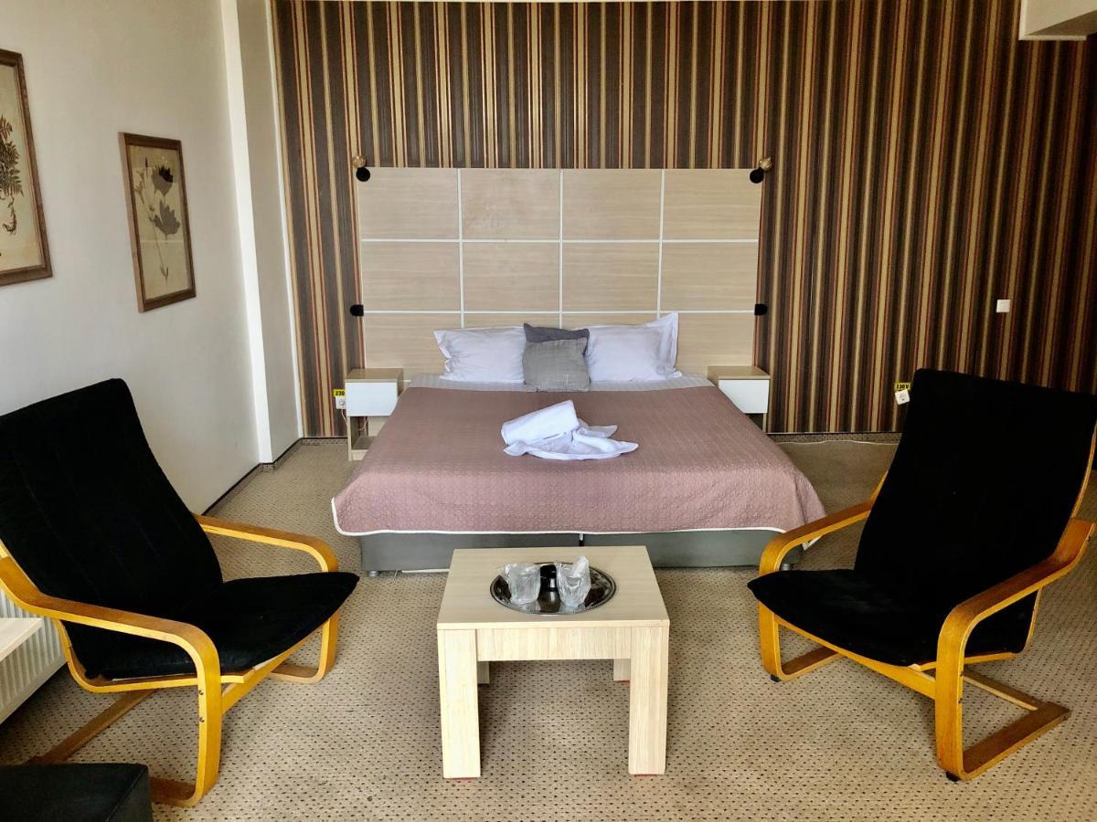 Hotel Mon Caprice Bukarest Kültér fotó