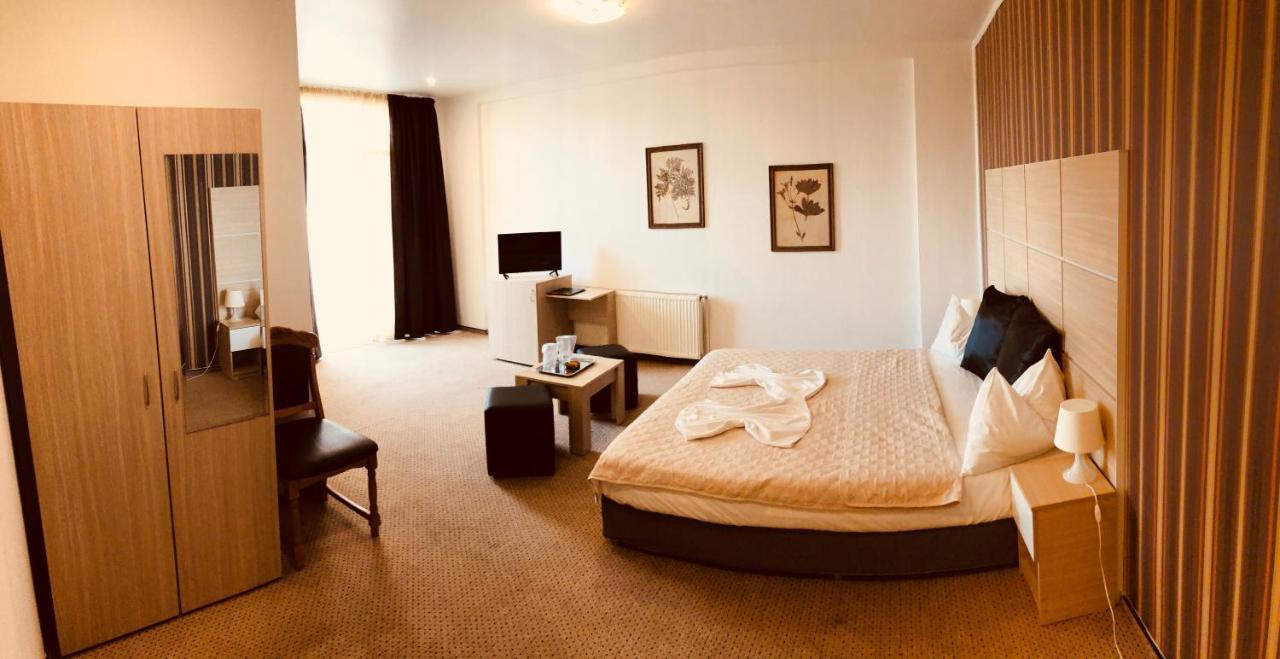 Hotel Mon Caprice Bukarest Kültér fotó