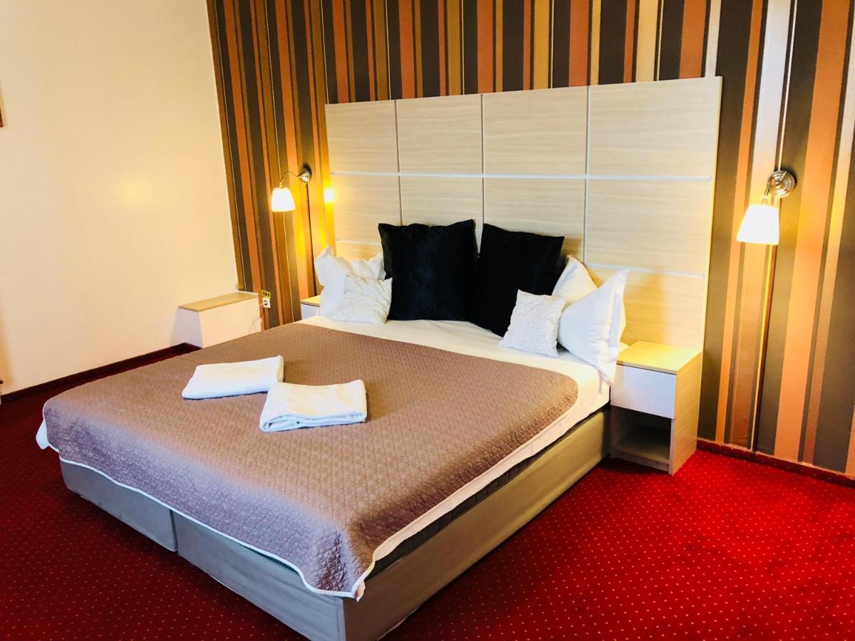 Hotel Mon Caprice Bukarest Kültér fotó
