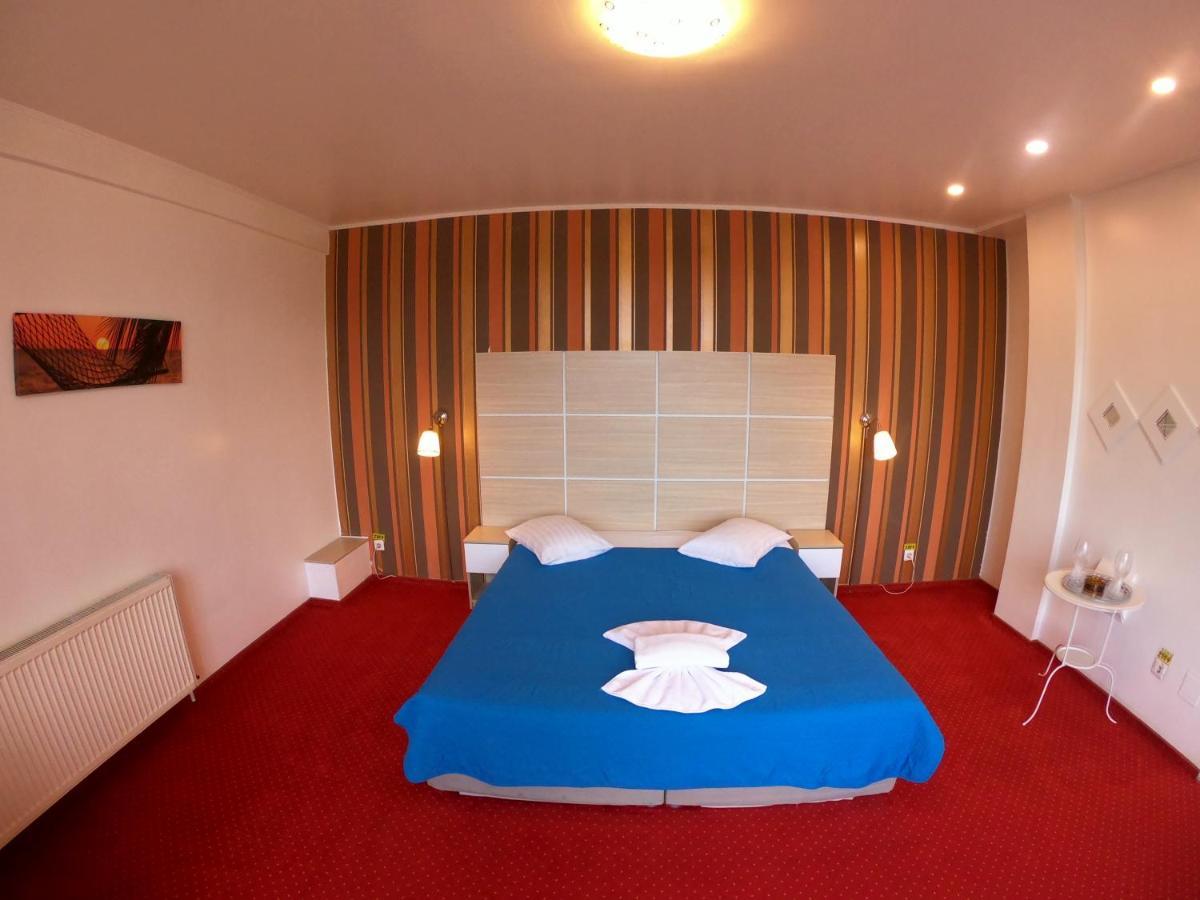 Hotel Mon Caprice Bukarest Kültér fotó