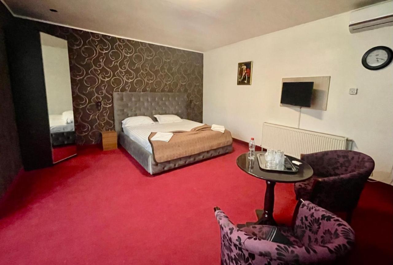 Hotel Mon Caprice Bukarest Kültér fotó