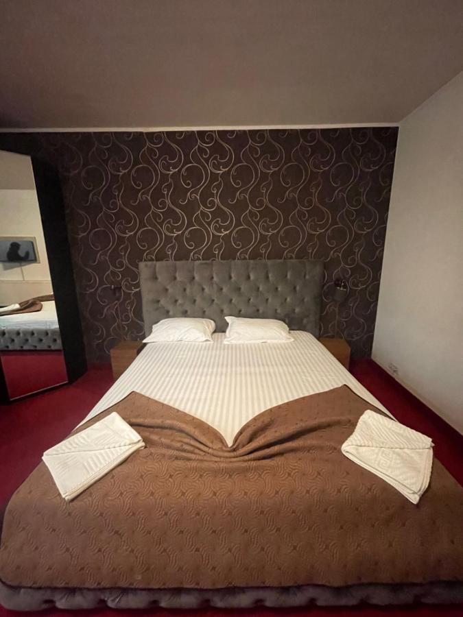 Hotel Mon Caprice Bukarest Kültér fotó