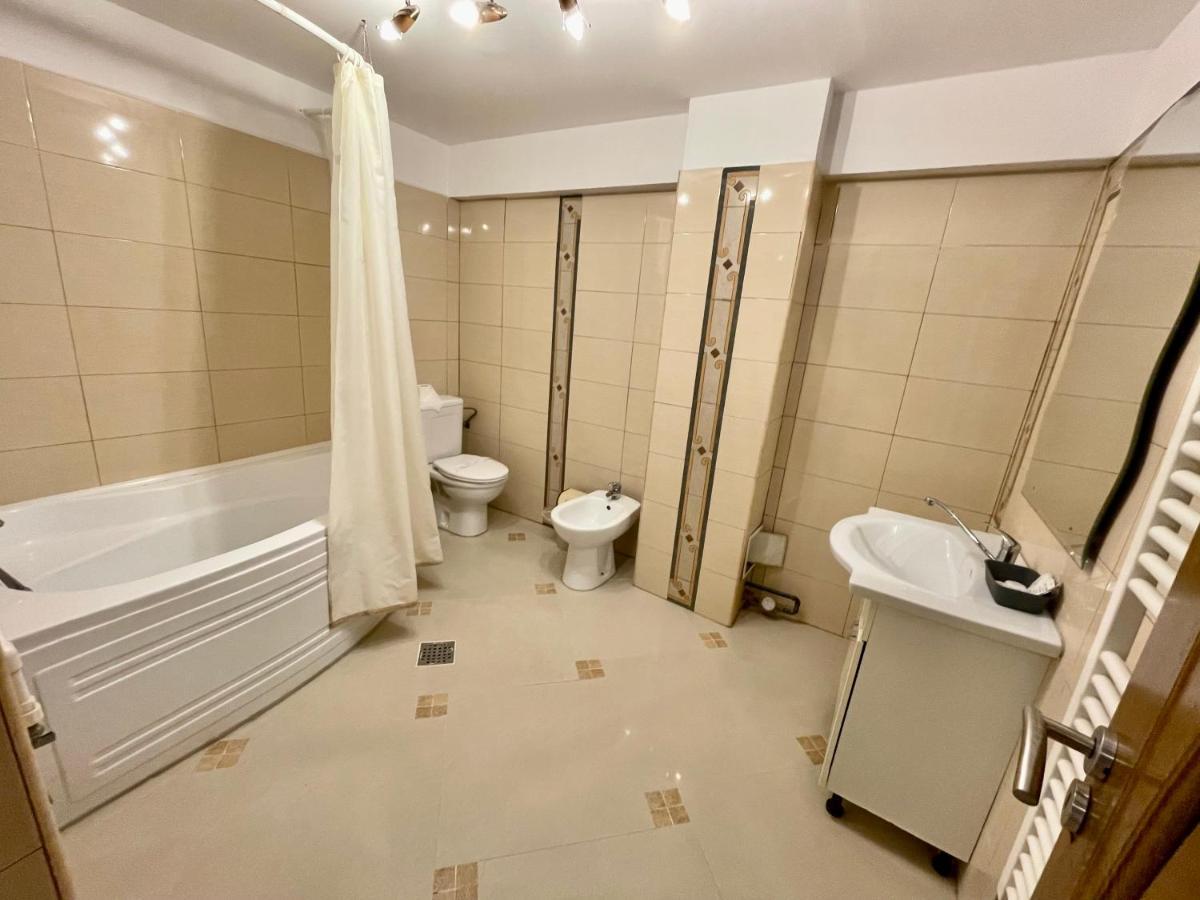 Hotel Mon Caprice Bukarest Kültér fotó