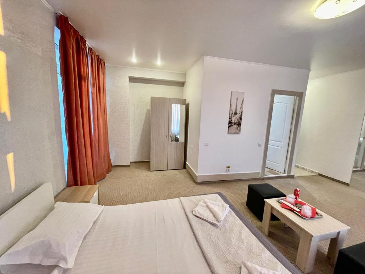 Hotel Mon Caprice Bukarest Kültér fotó
