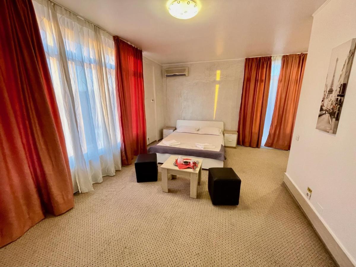 Hotel Mon Caprice Bukarest Kültér fotó