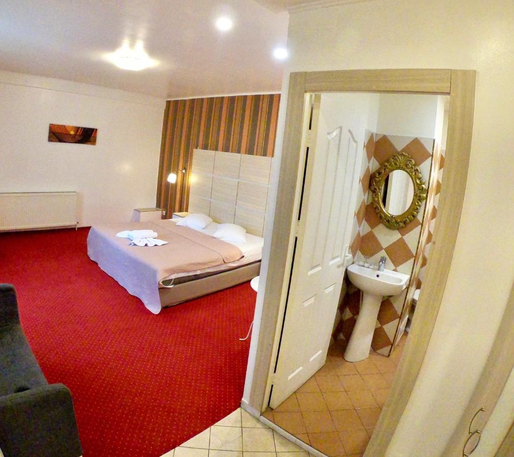 Hotel Mon Caprice Bukarest Kültér fotó