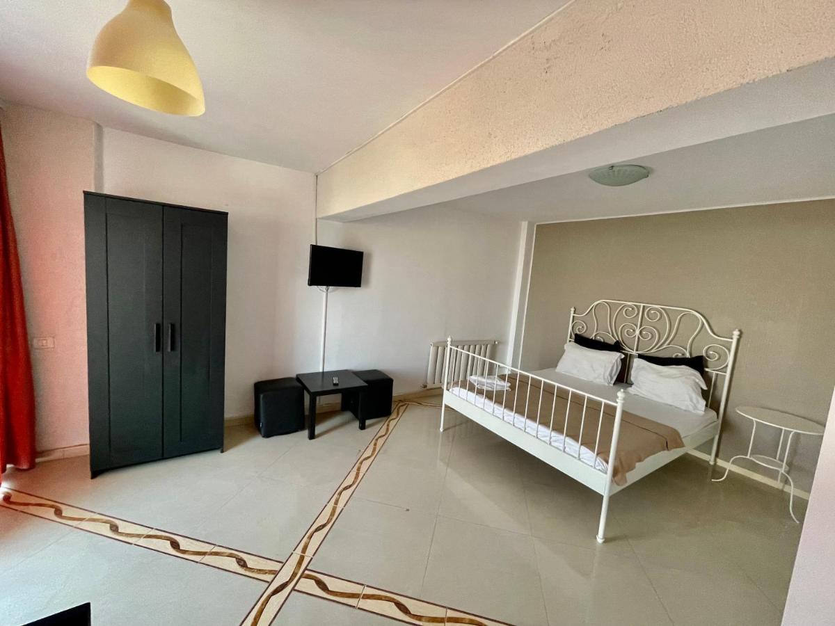 Hotel Mon Caprice Bukarest Kültér fotó