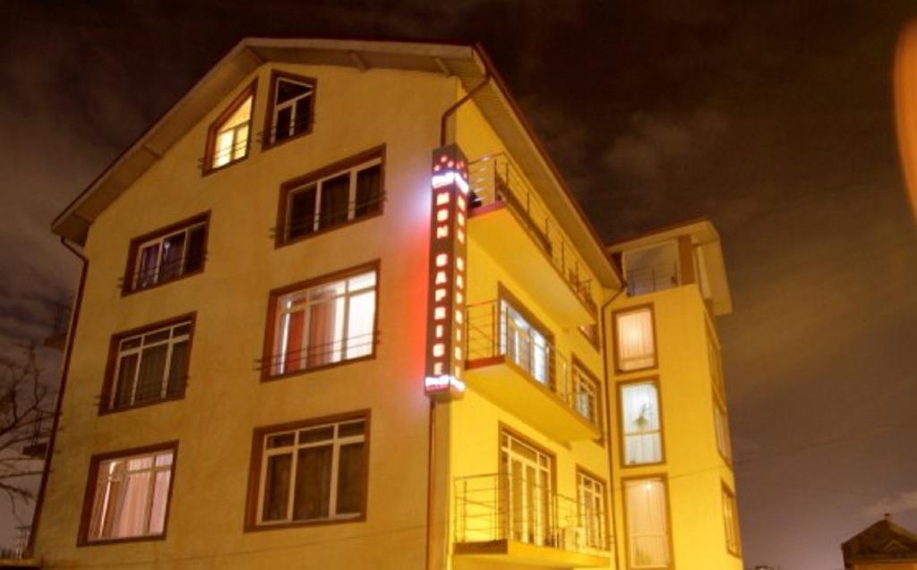 Hotel Mon Caprice Bukarest Kültér fotó