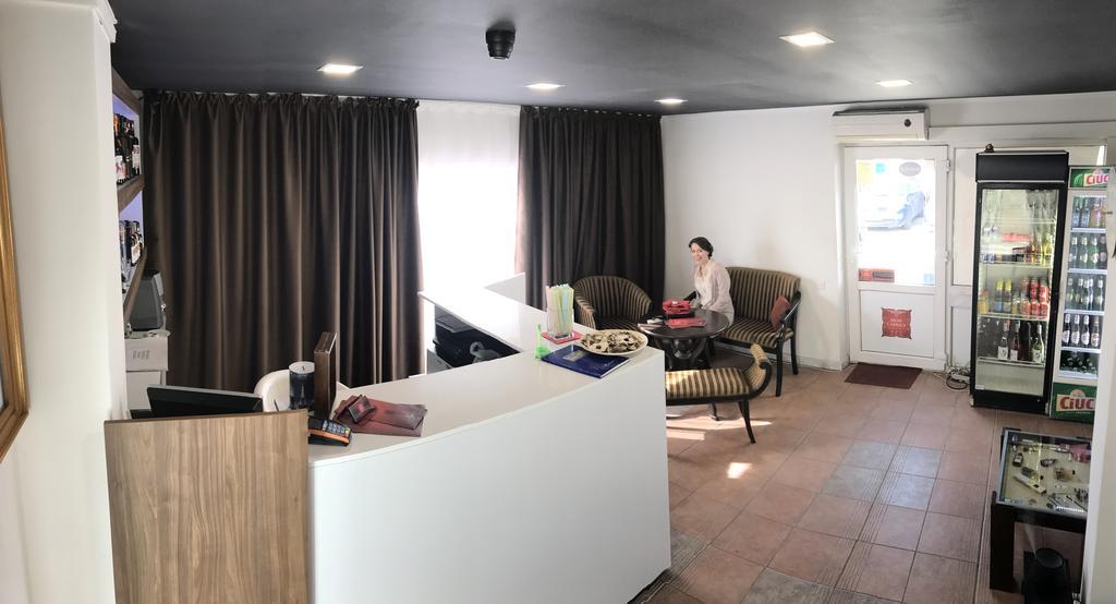 Hotel Mon Caprice Bukarest Kültér fotó