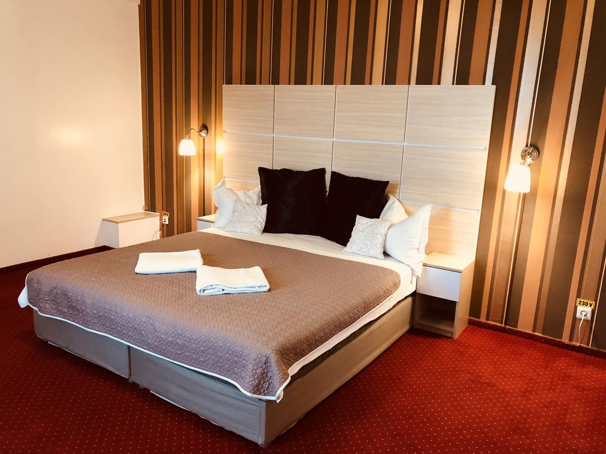 Hotel Mon Caprice Bukarest Kültér fotó