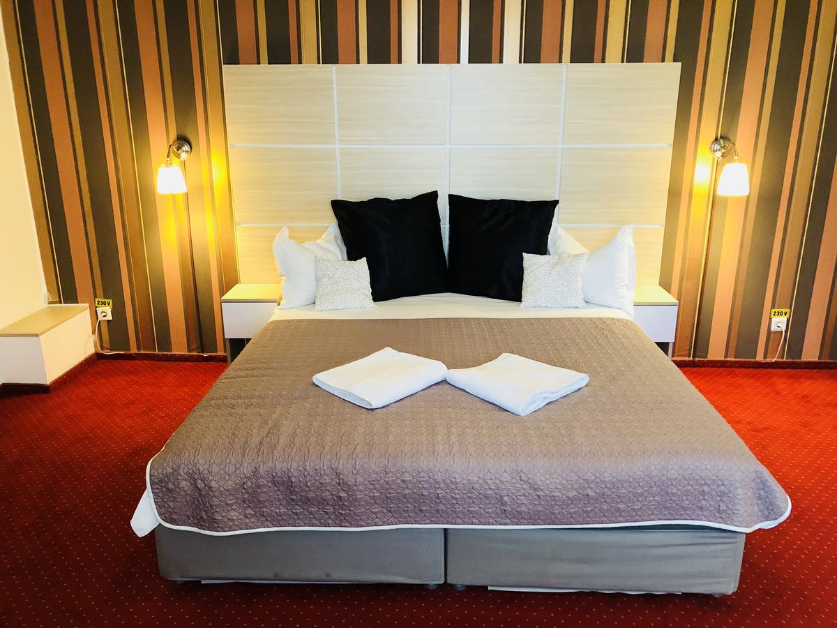 Hotel Mon Caprice Bukarest Kültér fotó