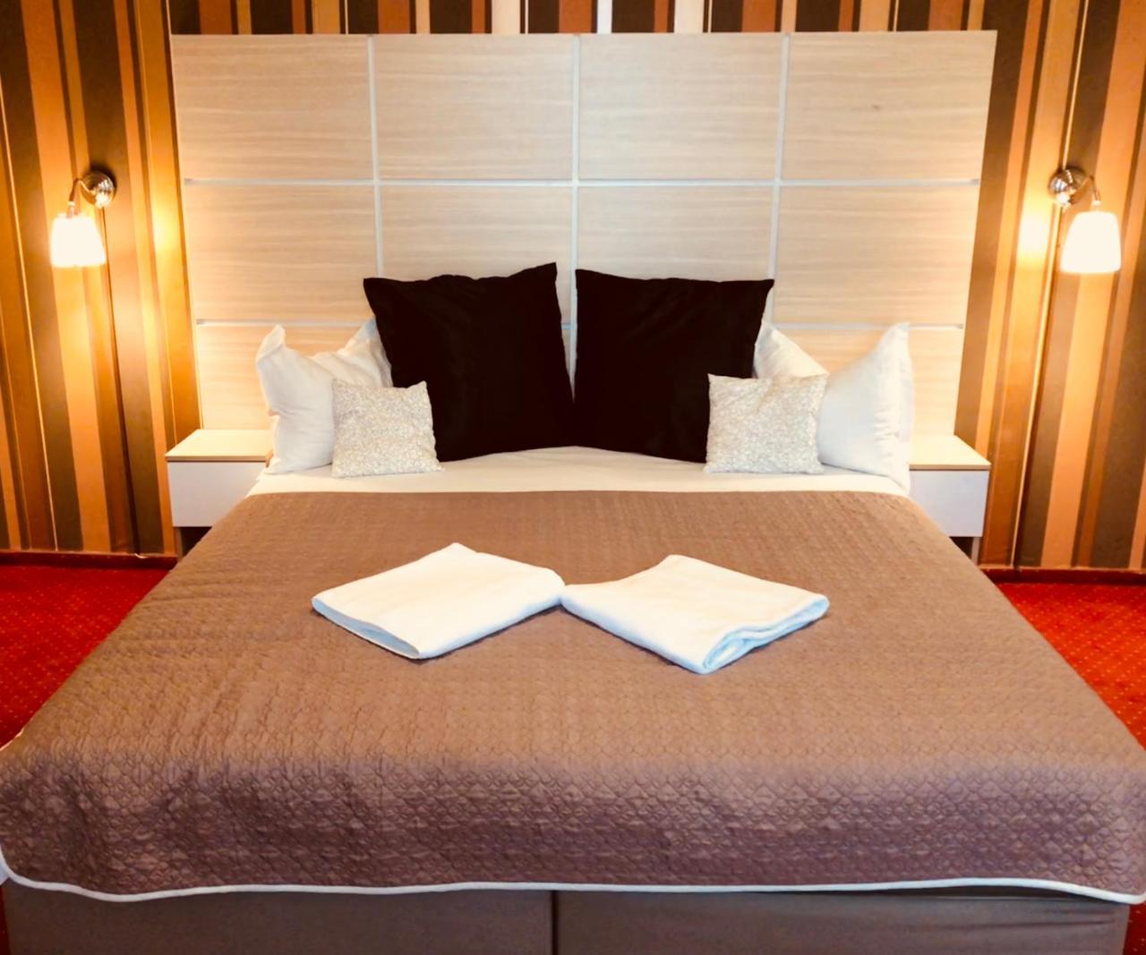 Hotel Mon Caprice Bukarest Kültér fotó